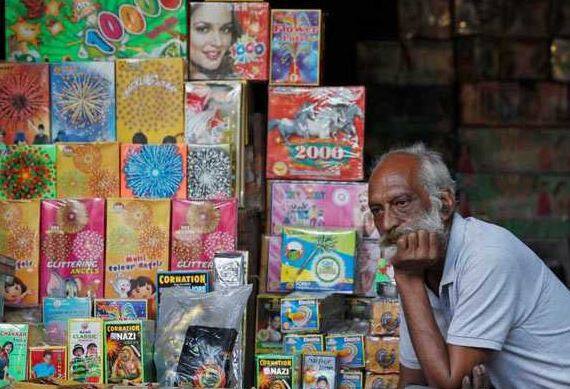 નવી દિલ્હીઃ સુપ્રીમ કોર્ટ આજે દિવાળી પહેલા ફટાકડા પર પ્રતિબંધ લગાવવાને લઈને નિર્ણય સંભળાવી શકે છે. દેશભરમાં ફટાકડાના ઉત્પાદન અને વેચાણને લઈને થયેલી એક અરજી પર સુનાવણી બાદ જસ્ટિસ એ.કે. સીકરી અને જસ્ટિસ અશોક ભૂષણની ખંડપીઠે આ અંગેનો ચુકાદો 28મી ઓગસ્ટ પર મુલતવી રાખ્યો હતો. સુપ્રીમ કોર્ટે પહેલા કહ્યું હતું કે, પ્રતિબંધ સાથે જોડાયેલી અરજી પર વિચાર કરતા પહેલા ફટાકડા ઉત્પાદકોની આજીવિકાનો મૌલિક અધિકાર અને દેશના 1.3 અબજ લોકોના સ્વાસ્થ્યના અધિકાર સહિત વિવિધ મુદ્દાઓને ધ્યામાં રાખવાં પડશે.