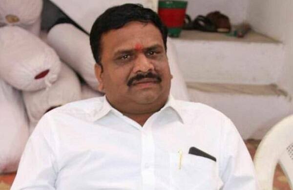 મહાનગરપાલિકાના જનરલ બોર્ડમાં વ્હિપ હોવા છતાં હાજર ન રહેતા અને સ્ટેન્ડિંગ કમિટીની બેઠકમાં કોંગ્રેસ પક્ષ વિરોધી કાર્યવાહી કરી હતી. થોડા સમય પહેલા નીતિન રામાણીના કાર્યક્રમમાં ભાજપના પ્રદેશ અધ્યક્ષ જીતુ વાઘાણી ઉપસ્થિત રહ્યા હતા. કોંગ્રેસમાં હોવા છતાં ભાજપના નેતાઓ સાથે ઘરોબો ધરાવતા કોર્પોરેટરે ભાજપામાં જવાનું મન બનાવી લીધું હોવાનું સૂત્રો પાસેથી જાણવા મળ્યું છે.