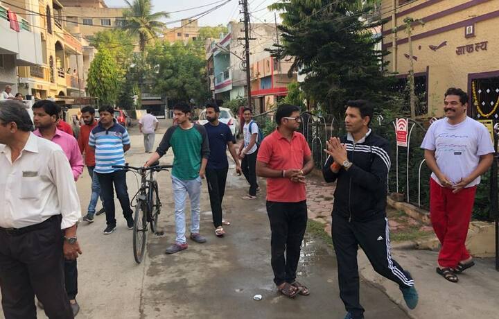 ચૂંટણી પ્રચાર સંદર્ભે જીતુ પટવારી ઘરે ઘરે જઈને વોટ માંગી રહ્યા છે. આ દરમિયાન તેઓ ઈન્દોરમાં એક મતદાતા દંપત્તિના ઘરે જાય છે અને તેમના ચરણસ્પર્શ કરી જીતના આશીર્વાદ માંગે છે. જે દરમિયાન તેઓ ‘તમારે મારી ઈજ્જત રાખવાની છે, પાર્ટી ગઈ તેલ લેવા’ તેમ કહે છે. ચૂંટણી મોસમમાં પટવારીના આ નિવેદનનો વીડિયો સોશિયલ મીડિયામાં વાયરલ થઈ રહ્યો છે.
