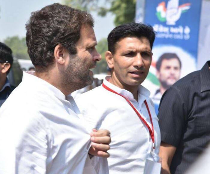 ભોપાલઃ મધ્યપ્રદેશ વિધાનસભા ચૂંટણી પ્રચાર ધીમે ધીમે જામી રહ્યો છે. તમામ રાજકીય પક્ષો મતદારોનો સંપર્ક કરવા રાત-દિવસ એક કરી રહ્યા છે. દરેક ઉમેદવાર તેમની જીત નક્કી કરવા ઈચ્છે છે. આ વચ્ચે કોંગ્રેસના ઈન્દોરના ધારાસભ્ય જીતુ પટવારીનો એક વીડિયો વાયરલ થઈ રહ્યો છે. જેમાં તેઓ મતદાતાને ‘તમારે મારી ઇજ્જત રાખવાની છે, પાર્ટી ગઈ તેલ તેવા’ એમ કહેતા નજરે પડે છે.