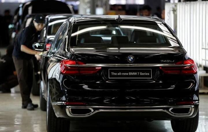 નવી દિલ્હીઃ જર્મન લકઝરી કાર નિર્માતા BMWએ વિશ્વભરમાંથી 10 લાખથી વધારે ડીઝલ કાર પરત ખેંચી છે. કંપનીએ મંગળવારે એક નિવેદન જાહેર કરીને કહ્યું કે, ફાયર એક્ઝોસ્ટ સિસ્ટમમાં રહેલી ખામીને દૂર કરવા કાર પરત ખેંચી છે. આ ખામીના કારણે કારમાં ગમે ત્યારે આગ લાગવાનો ખતરો રહે છે. ઓગસ્ટ 2010થી ઓગસ્ટ 2017 દરમિયાન નિર્માણ પામેલી કાર રિકોલમાં સામેલ છે. વર્ષ 2016માં પ્રથમ વખત ફાયર એક્ઝોસ્ટ સિસ્ટમમાં ખામી હોવાની ખબર પડી હતી.