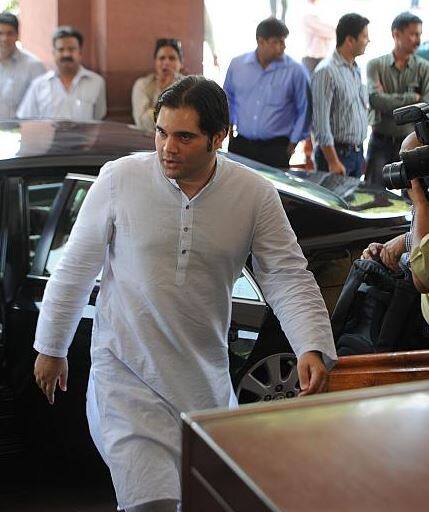 તેમણે એમ પણ કહ્યું કે, તે વડાપ્રધાનના પણ આભારી છે. કારણકે તેમણે આ મુદ્દે પગલું ભર્યું છે. હવે સાંસદોનો પગાર સંસદીય સમિતિ નક્કી કરશે. દેશમાં વધી રહેલા ભ્રષ્ટાચારને લઈ કહ્યું કે, જ્યાં સુધી પારદર્શિતા નહીં આવે ત્યાં સુધી તેના પર રોક નહીં લાગે.