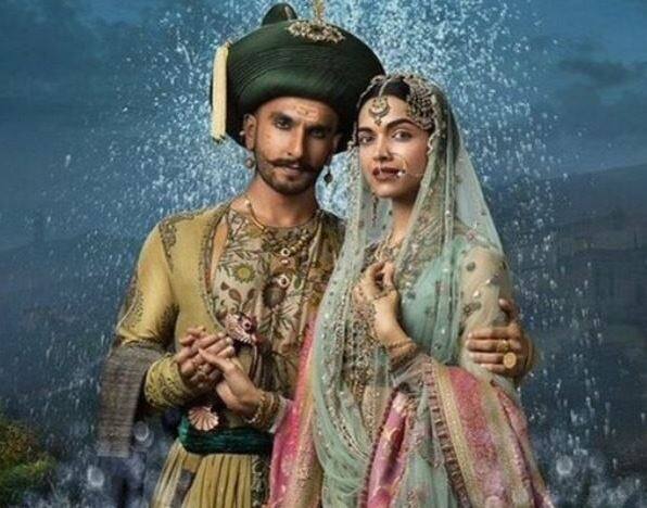 દીપિકા-રણવીર પોતાના લગ્નની ઉજવણી બમણી રીતે કરવાના છે. આ યુગલના લગ્નના બે રિસેપ્શન થશે જેમાંનું એક બેંગલુરુ અને બીજું મુંબઇમાં હશે. દીપિકા પાદુકોણ અને રણવીર પોતાનું પ્રથમ રિસેપ્શન બેંગલુરુમાં રાખશે. જેમાં તેમના નજીકના પરિવારજનો આમંત્રિત હશે. આ રિસ્પેશન 28 કે 29 નવેમ્બરના રોજ યોજાશે. દીપિકાનો ઉછેર બેંગલુરુમાં થયો હોવાથી ત્યાંની સ્કુલ-કોલેજના તેના મિત્રો પણ આ પાર્ટીનો હિસ્સો બનશે. 