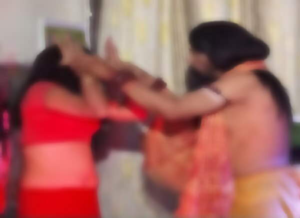 સુરત: ધર્મના નામે ધતિંગ કરતા સાધુની શૈતાનીનો કિસ્સો પ્રકાશમાં આવ્યો છે. સુરતના કતારગામ પાસે આવેલા ડભોલી ચાર રસ્તા પાસેના સ્વામીનારાયણ મંદિરના 24 વર્ષના રસોડું સંભાળતા સાધુએ મંગળવારે પૈસાની મદદના બહાને 20 વર્ષની યુવતી પર બળાત્કાર ગુજાર્યો હોવાની ફરિયાદ નોંધાઈ છે. જેના કારણે ખળભળાટ મચી ગયો હતો. યુવતીના પિતા હાર્ટના પેશેન્ટ છે અને માતાની આંગળીમાં ફ્રેક્ચર હોવાથી પૈસાની જરૂર હતી.