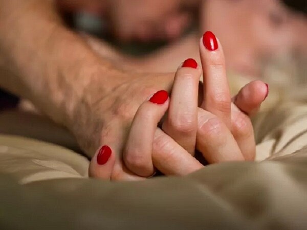 15 દિવસ પહેલાં પણ યુવતી સાધુ પાસે આવી હતી તે વખતે પણ સાધુ તેને હવસનો શિકાર બનાવી હતી. ડભોલી સ્વામીનારાયણ મંદિરની બાજુમાં સાધુઓ માટે રહેવા માટે રૂમો બનાવવામાં આવી છે. રસોડું સંભાળતા સાધુએ મંગળવારે યુવતીને ત્યાં પૈસા લેવા માટે બોલાવી હતી. 