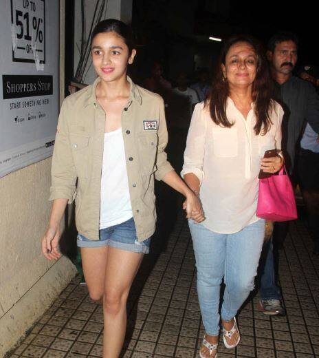 તેણે આલોકનાથ પર પ્રતિક્રિયા આપતાં કહ્યું કે, આલોકનાથ અંગે દબાયેલા અવાજમાં સૌને ખબર છે. તે શરાબ પીધા બાદ કંઈક અલગ જ બની જતા હતા. તેમણે મારી સાથે કંઈ કર્યુ તો નથી પરંતુ તેમની આંખો બધું જ કહી દે છે.