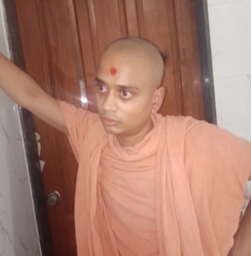 કતારગામમાં પોલીસ મથકે સાધુને લઈ આવી પોલીસે પૂછપરચ્છ આદરી હતી. આ ઉપરાંત પોલીસની એક ટીમ મોડી રાત્રે પીડિતાને સ્મીમેર હોસ્પિટલ લઈ જઈ તબીબી પરિક્ષણ કરાવ્યું હતું. આ ઘટનાને પગલે સ્વામિનારાયણ સંપ્રદાયમાં ચકચાર મચી ગઈ હતી. પોલીસ મથકની બહાર લોકોનાં ટોળેટોળાં ઉમટી પડ્યા હતા.