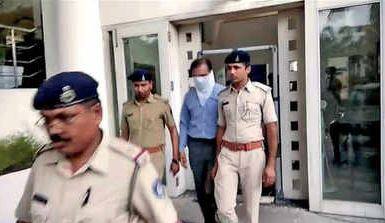 સુરત: ટીમલીયાવાડ ખાતે આવેલી મી એન્ડ મમ્મી હોસ્પિટલના ગાયનેકોલોજિસ્ટ ડો. પ્રફુલ દોશી સામેની બળાત્કારની ફરિયાદમાં સમાધાન થઈ ગયું છે. હાઇકોર્ટે પ્રફુલ દોશી મારફત દાખલ કરવામાં આવેલી ક્વોશિંગ પિટિશન મંજૂર કરી હતી. પીડિતાએ પણ કોર્ટમાં સોગંધનામું રજૂ કરી કહ્યું હતું કે ફરિયાદ રદ કરવામાં આવે તો તેને વાંધો નથી. ડોકટર દોશી છેલ્લાં 42 દિવસથી જેલમાં હતા. ડોકટર દોશી સામેની ફરિયાદ જ રદ થઈ ગઈ હોવાની ચર્ચા વાગુવેગે શહેરમાં પ્રસરી ગઈ હતી. જોકે આ અંગે તેના પતિને ખબર જ ન હોવાનું સામે આવ્યું છે. આ ઉપરાંત સમાજના આગેવાનો પણ આ વાતને લઈ ધુંઆપુંઆ થઈ ગયા હોવાનું જાણવા મળ્યું છે.