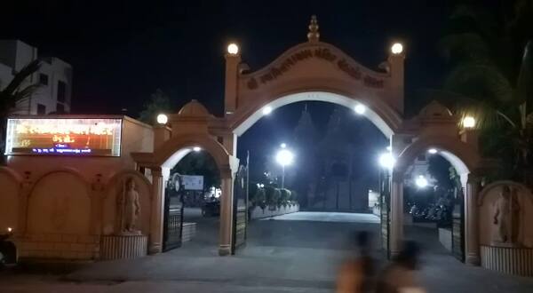 ટ્રસ્ટીએ એમ પણ જણાવ્યું હતું કે, યુવતીના આક્ષેપ પછી અમે મંદિરના સીસીટીવીની તપાસ કરી હતી, પરંતુ તેમાં કંઇ જ શંકાસ્પદ મળી આવ્યું નથી. જેથી તારણ સ્વામી એકદમ નિર્દોષ હોવાનું અમને લાગી રહ્યું છે. પોલીસ તપાસ પછી બધું જ સ્પષ્ટ થઈ જશે. 