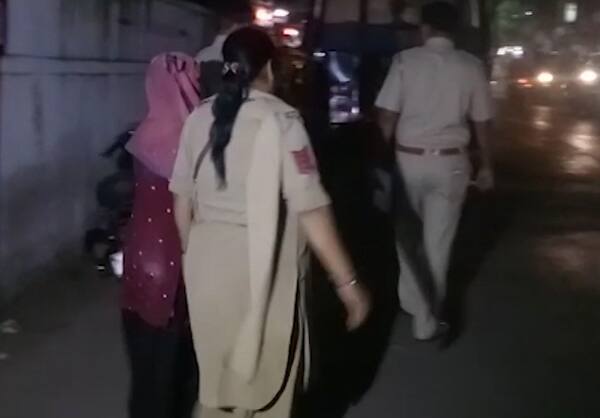 યુવતીની ફરિયાદ છે કે, ડભોલા સ્વામીનારાયણ મંદિરમાં રસોડું સંભાળતાં તારણ સ્વામીએ યુવતીને સ્ટોરરૂમમાં લઈ જઈને બળાત્કાર ગુજાર્યો હતો. યુવતી પર પંદર દિવસ પહેલા અને પછી મંગળવારે બપોરે બીજીવાર બળાત્કાર ગુજારવામાં આવ્યો હતો. યુવતીને તારણસ્વામીએ સ્ટોરરૂમાં લઈ જઈને બળાત્કાર ગુજાર્યો હતો. 