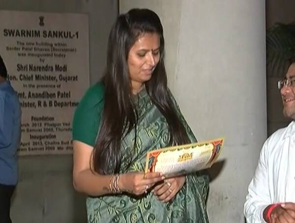 રેશ્મા પટેલે અગાઉ આક્ષેપ કર્યા હતા કે તેણે શહીદના પરિવાજનોને નોકરી માટે અનેક વખત મૌખિક રજૂઆત કરી હતી. આ પહેલા રેશ્માએ આક્ષેપ કર્યા હતા કે, તેની વાતને પક્ષમાં સાંભળી ન સાંભળી કરાઈ રહી છે. ત્યારે તેણે સોશિયલ મીડિયામાં પોતાની હૈયાવરાળ ઠાલવીને સીએમને પત્ર લખ્યો હતો. જે બાદ પ્રદિપસિંહ જાડેજા અને નીતિન પટેલ સાથે મુલાકાત કરીને પોતાની રજૂઆતો કરી હતી.