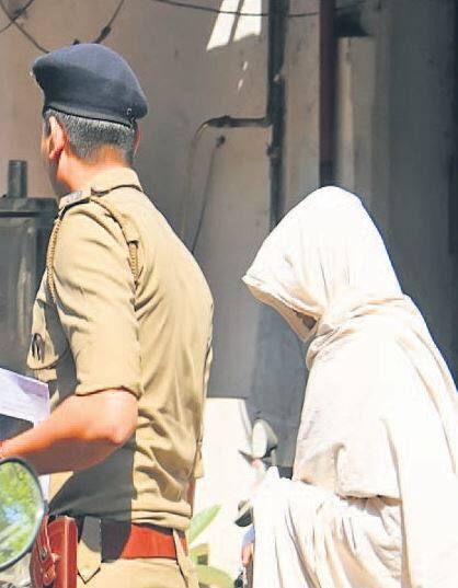 તપાસમાં એવી પણ માહિતી સામે આવી છે કે આ યુવતીને કોઈ એક મહિલાએ સાધુ સુધી પહોંચાડી હતી. આ મહિલા કતારગામ વિસ્તારમાં ફરતી રહે છે. પોલીસ એ દિશામાં પણ તપાસ કરી રહી છે કે આ યુવતીને સાધુ સાથે શું સંબંધ છે. આ યુવતી સિવાય અન્ય કોઈ યુવતીઓને પણ સાધુ સુધી પહોંચાડવામાં આવી હતી કે કેમ? જો મહિલાની ધરપકડ કરીને પૂછપરછ કરવામાં આવશે તો આ કેસમાં અનેક ચોંકાવનારા ખુલાસા થશે તે વાત ચોક્કસ છે.