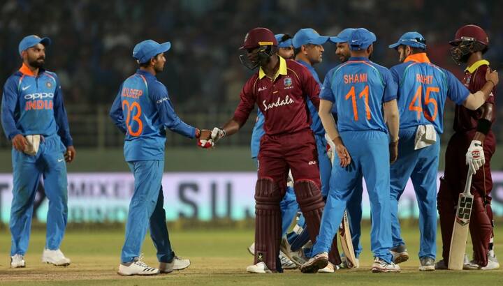 નવી દિલ્હીઃ ભારત અને વેસ્ટ ઈન્ડિઝ વચ્ચે બુધવારે વિશાખાપટ્ટનમમાં રમાયેલી રોમાંચક મેચ છેલ્લા બોલે ટાઈમાં પરિણમી હતી. કોહલીની કેપ્ટનશિપમાં ભારતની પ્રથમ મેચ ટાઈ પડી હતી. આ મેચ દરમિયાન કોહલીએ 10,000 રનનો રેકોર્ડ પણ તેના નામે કરી લીધો હતો. જેના કારણે ફેન્સ તેને અભિનંદન આપી રહ્યા છે, પરંતુ કેટલાંક ફેન્સ મેચ ટાઇ થવા બદલ વિરાટને જવાબદાર ગણી રહ્યા છે.