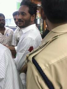 વિશાખાપટ્ટનમ એરપોર્ટ પર YSR કોંગ્રેસના અધ્યક્ષ જગન મોહન રેડ્ડી પર અણીદાર હથિયારથી હુમલો, જાણો વિગત