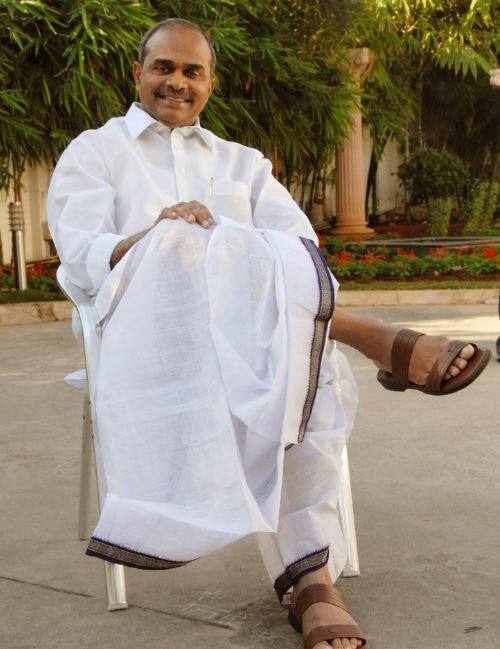 જગન મોહન રેડ્ડી વાઈ એસ રાજશેખર રેડ્ડીના પુત્ર છે. તેમના પિતા 2004થી 2009 સુધી મુખ્યમંત્રી રહ્યા હતા. મુખ્યમંત્રી હતા તે દરમિયાન હેલિકોપ્ટર દુર્ઘટનામાં તેમનું મોત થયું હતું. જગન મોહને પિતાના નિધન બાદ કોંગ્રેસથી અલગ થઈ વાઇએસઆર કોંગ્રેસ નામની પાર્ટી બનાવી. જે હાલ આંધ્રપ્રદેશમાં મુખ્ય વિપક્ષ છે. હાલ જગન મોહન પાર્ટી અધ્યક્ષ અને આંધ્ર પ્રદેશ વિધાનસભામાં વિરોધ પક્ષના નેતા છે.