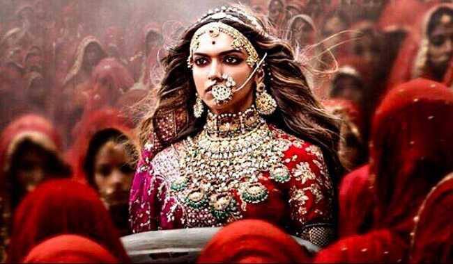  ફિલ્મ પદ્માવતમાં દીપિકાને શાહિદ કપૂર અને રણવીર સિંહ કરતાં વધારે ફી આપવામાં આવી હતી. દીપિકાનીએ 11-12 કરોડ રૂપિયા સુધીની ફી લીધી હતી, આ કારણે દીપિકા સૌથી મોંઘી એક્ટ્રેસ પણ કહેવાઇ હતી. હવે આ લિસ્ટમાં કંગના આગળ નીકળી ગઇ છે તેને દીપિકા કરતાં પણ વધારે ફી મળી છે. 