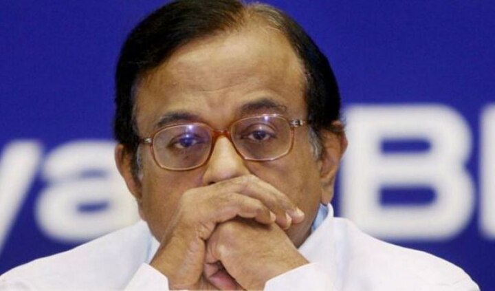 સુબ્રમણ્યમ સ્વામીએ કાલે કહ્યું હતું કે સીબીઆઈમાં અધિકારીઓને હટાવવાના ખેલમાં ઈડીના રાજેશ્વરને પણ હટાવવાની યોજના ચાલી રહી છે એટલે તેઓ ચિદમ્બરમ સામે ચાર્જશીટ દાખલ ન કરી શકે. સ્વામીએ એમ પણ કહ્યું હતું કે જો મારી સરકાર જ તેને બચાવવાનો પ્રયાસ કરશે તો મારી પાસે ભ્રષ્ટાચાર સામે લડવાનું કોઈ કારણ નહી રહે. ત્યારે મારે એ તમામ ભ્રષ્ટાચારના મામલાઓ પરત લેવા પડશે જે મે ફાઈલ કર્યા છે.