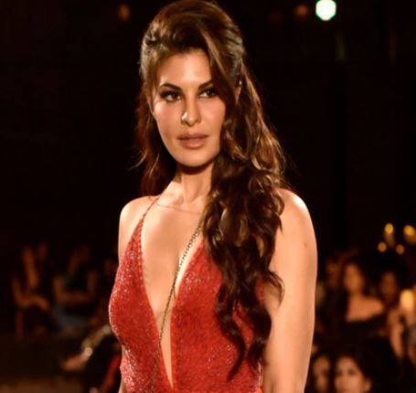 રેમ્પ વોક પર રેડ ગાઉનમાં જેકલીનનો હોટ અંદાજ, જુઓ તસવીરો રેમ્પ વોક પર રેડ ગાઉનમાં જેકલીનનો હોટ અંદાજ, જુઓ તસવીરો