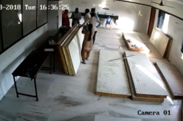 ટ્રસ્ટીઓ દ્વારા બે સીસીટીવી જાહેર કરવામાં આવ્યાં છે. જેમાં એક સીસીટીવી એન્ટ્રી ગેટનો છે જેમાં મહિલા તેની માતા અને અન્ય બે લોકો મંદિરમાં પ્રવેશતા જોવા મળી રહ્યા છે. જ્યારે અન્ય નવ મીનિટના સીસીટીવીમાં દેખાઈ રહ્યું છે કે, ફરિયાદ કરનાર મહિલાની માતા અને અન્ય બે પુરૂષો દ્વારા સાધુ કારણસ્વરૂપ પર હુમલો કરવામાં આવે છે. ફટકા દ્વારા મહિલા માર મારે છે. જ્યારે પુરૂષો દ્વારા હાથથી માર મારવામાં આવી રહ્યો છે.