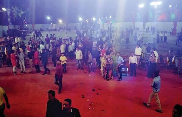 પોલીસે કિંજલ દવેના પોગ્રામને બંધ કરાવવાની ફરજ પડી હતી. તે દરમિયાન કિંજલ દવેને પોલીસ સુરક્ષામાં ગરબા પંડાલથી બહાર લઈ જવાઈ હતી. ખેલૈયાઓનું કહેવું હતું કે, અમને સમયની જાણકારી આપવામાં આવી નથી અને આયોજકોએ પણ ગરબા મોડા શરૂ કર્યાં હતા. સાત વાગ્યાના ટાઈમ હોવા છતાં નવ વાગે પહોંચી હતી. તેથી ખેલૈયાઓને પૂરો સમય ન મળ્યો હતો એના કારણે ખેલૈયામાં નારાજગી જોવા મળી હતી.
