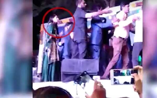 બનાસકાંઠા: ગુજરાતની લોકપ્રિય સિંગર કિંજલ દવે પર હુમલાને લઈને સોશિયલ મીડિયામાં એક વીડિયો વાયરલ થયો છે. વીડિયો પ્રમાણે એવું જાણવા મળી રહ્યું છે કે, કિંજલ દવે એક ગરબાના કાર્યક્રમમાં હાજરી આપવા માઉન્ટ આબુ ગઈ હતી તે સમયે કોઈ કારણોસર કેટલાંક યુવાનો ઉશ્કેરાઇ જઈને સ્ટેજ પર ચઢી ગયા હતા. 