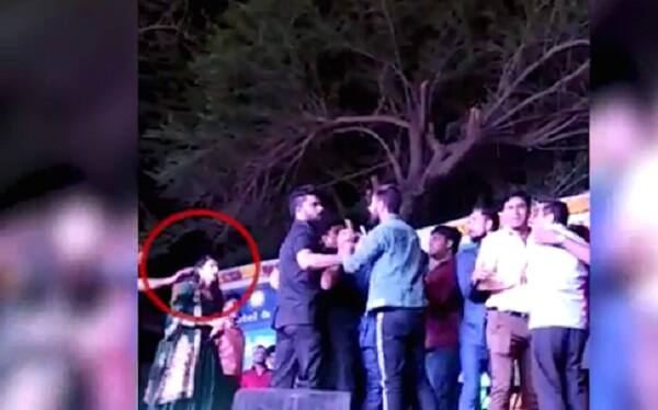 ગરબામાં આવેલી મહિલાઓ અને બાળકો સાથે પણ આયોજકો દ્વારા અભદ્ર વ્યવહાર કરવામાં આવ્યો હતો. તંત્ર દ્વારા ગરબાનો પ્રોગ્રામ બંધ કરાવાતા કિંજલ દવે સ્ટેજ પરથી નીચે ઉતરવા જતી હતી ત્યારે આયોજકો દ્વારા ગરબા ચાલુ રાખવા કહેવાયું હતું. કિંજલ દવેના હાથમાંથી માઈક છીનવી બોડીગાર્ડ સાથે પણ આયોજકોએ મારામારી કરી હતી.