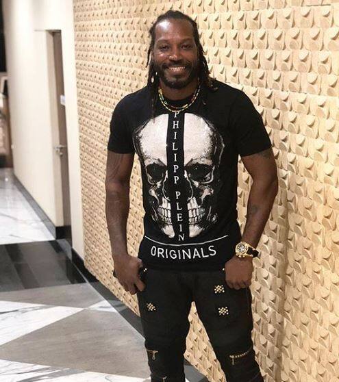 મુંબઈ: વેસ્ટઇન્ડિઝનો આક્રમક બેટ્સમેન ક્રિસ ગેઈલ પોતાની તોફાની બેટિંગના કારણે સમગ્ર વિશ્વમાં જાણીતો છે. ક્રિસ ગેઈલ પોતાના ફેન્સને પણ હંમેશા હસાવતો જવા મળે છે. સોશિયલ મીડિયા પર ક્રિસ ગેઈલ ખૂબ જ એક્ટિવ છે. ગેઈલના વીડિયો અને તસવીરો ઘણી વખત વાયરલ થયા હોય છે. 