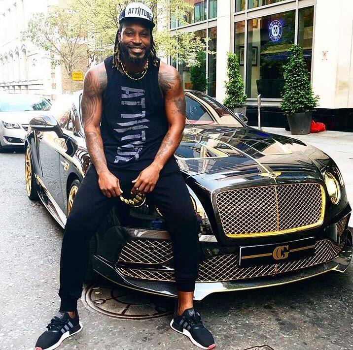 ક્રિસ ગેઈલની આ તસવીર સોશિયલ મીડિયા પર વાયરલ થઈ રહી છે. ગેઈલ ભારત પ્રવાસ પર આવેલ વેસ્ટઇન્ડિઝ ટીમનો ભાગ નથી પરંતુ હાલમાં તે ભારતમાં અંગત કામથી આવ્યો છે. આ દરમિયાન તેણે પોલીસકર્મીની બાઈક બેસી તસવીર પડાવી હતી. પોતાની આ તસવીર શેર કરતા ગેઈલે આઇ લવ ઇન્ડિયા અને મુંબઇ મેરી જાન અને ઓફિસર ગેલ જેવા હૈશટેગ પણ કર્યા હતા. 