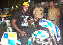 મુંબઈ પોલીસની બાઈક પર ક્રિસ ગેઈલ, તસવીર થઈ વાયરલ