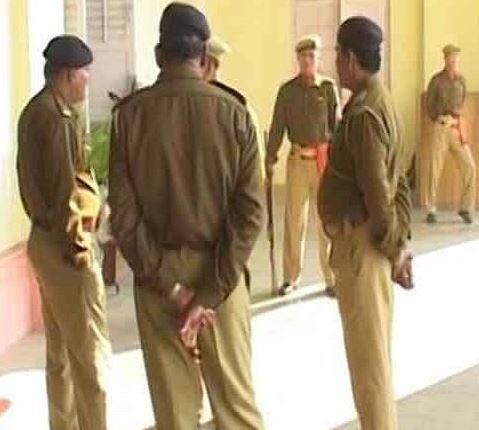 સરકારી વિભાગના એક અધિકારીએ જણાવ્યું કે અત્યાર સુધીમાં એક લાખ કરતા વધારે લોકોની આ મામલે ધરપકડ કરવામાં આવી છે પરંતુ માત્ર 141 લોકો જ છે જેમને સજા થઈ છે. બે વર્ષ પહેલા નીતીશ કુમારે બિહારમાં દારૂબંધી કરી હતી. જ્યારે રાજ્યમાં ઘણી જગ્યાએ દારૂની તસ્કરીના મામલા સામે આવ્યા જેમાં પોલીસની મિલિભગત હોવાની વાત પણ સામે આવી હતી. 