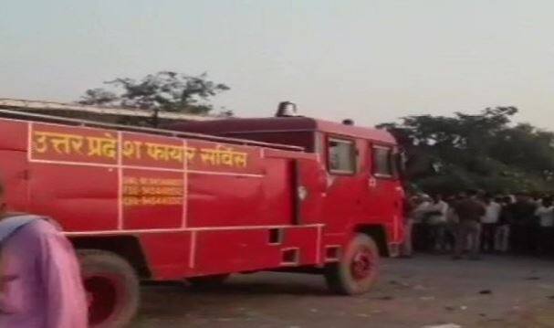 બ્લાસ્ટ એટલો જોરદાર હતો કે ગામના લોકોમાં પણ અફરાતફરીનો માહોલ સર્જાયો હતો. ઘટના સ્થળ પર ફાયર બ્રિગેડની ગાડીઓ આગ પર કાબૂ મેળવવાની કોશિશ કરી રહી છે.