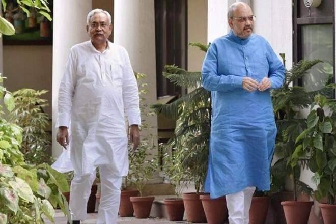  સીએમ નીતીશ કુમારે કહ્યું કે સીટોની વહેચણી પર સહમતિ થઈ છે. જેડીયૂ અને ભાજપ બરાબરની સીટો પર લડશે. બે-ત્રણ દિવસમાં સીટોની સંખ્યા જાહેર કરવામાં આવશે. ઉલ્લેખનીય છે કે બિહારમાં લોકસભાની કુલ 40 સીટો છે.