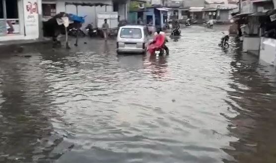 અમરેલી શહેર સહિત આજુબાજુના ગ્રામ્ય વિસ્તારમાં ભારે પવન સાથે ધોધમાર વરસાદી ઝાપટું પડ્યું હતું. અમરેલીના ધારી સહિતના આસપાસના ગામમાં વરસાદી ઝાપટાં પડ્યા છે. અમરેલીના આસપાસના વિસ્તારોમાં મોટાભાગમાં મગફળીનું વાવેતર ઉભુ છે, ત્યારે અચાનક કમોસમી વરસાદ થતા ઉભા પાકને ભારે નુકશાન થવાની ભીતી સેવાઈ રહી છે.