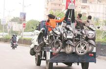 અમદાવાદમાં ટોઈંગ કરીને એક્ટિવા લઈ જતાં મહિલાએ ટ્રાફિક પોલીસને લાફો મારી દીધો પછી શું થયું? જાણો વિગત