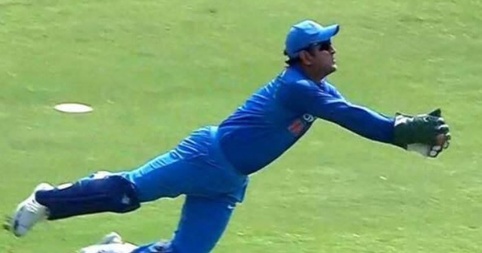 જસપ્રીત બુમરાહની ઓવરમાં હેમરાજે પુલ કરવાનો પ્રયત્ન કર્યો હતો. પરંતુ બોલનો બેટ સાથે બરાબર સંપર્ક ન થયો અને હવામાં ઉછળ્યો. 37 વર્ષીય ધોનીએ આશરે 20 ડગલાં દોડ લગાવીને શાનદાર કેચ કર્યો હતો.