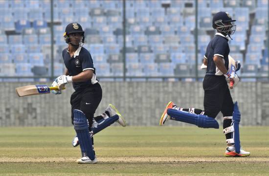  તેના પાર્ટનર યુવા ઓપનર ઇશાન કિશને પણ 114 રન બનાવ્યા હતા અને બન્નએ 210 રનની ભાગીદારી નોંધાવી હતી. ઇન્ડિયા-સી ટીમે 50 ઓવરમાં 352 રન બનાવ્યા હતા.