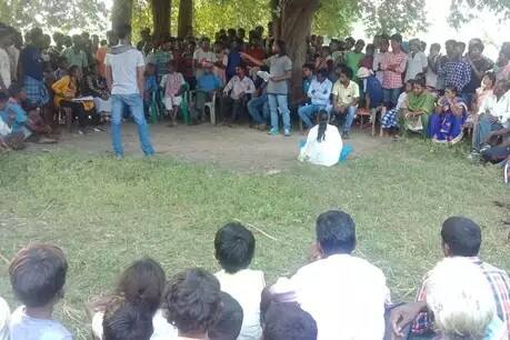 બાદમાં આદિવાસી સમાજ યુવા મહાસભા અને સેંયા મસકલ મહિલા સહયોગ સંસ્થા સામે આવી. મંગળવારે ખાપ પંચાયત ભરાઇ, જેમાં પાંચ લાખ રૂપિયાનો દંડ અને બન્નેને ગામની બહાર હાંકી કાઢવાનું ફરમાન આપવામાં આવ્યું હતું. 