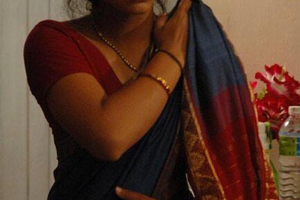 પોલીસને આપેલા નિવેદનમાં આરોપી મહિલા સરોજે જણાવ્યું કે, બાબૂ સાથે તેના અનૈતિક સંબંધો હતા. એક દિવસ દીકરા ગૌરવે તેને અને બાબૂને આપતિજનક સ્થિતિમાં જોઇ લીધી હતી. ત્યારબાદ સરોજ પોતાને દીકરાની નજરમાં ઉતરી ગઇ હોય તેવો અનુભવ કરતી હતી. બાબૂ સાથે સંબંધ કાપી નાખ્યા છતાં તે દારૂના નશામાં ઘણીવાર સંબંધ રાખવા દબાણ બનાવતો હતો જેથી દીકરા સાથે મળીને તેને મારી નાખ્યો હતો. 