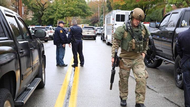 માહિતી પ્રમાણે અમેરિકાના પિટર્સબર્ગમાં આવેલા યહૂદીઓના ધર્મસ્થળ પર લોકો પ્રાર્થના કરી રહ્યાં હતાં, તે દરમિયાન અજાણ્યા બંદૂકધારીએ અંદર ઘૂસીને અંધાધૂંધ ફાયરિંગ શરૂ કર્યું હતું. બંદૂકધારીએ ફાયરિંગ પહેલા બૂમો પાડીને કહ્યું હતું કે, યહૂદીઓએ મરી જવું જોઇએ. આ હુમલો પિટર્સબર્ગમાં આવેલા સ્કિલવરેલ હિલ સ્થિત ટ્રી ઓફ લાઇફ સિનગૉગમાં થયો હતો. 