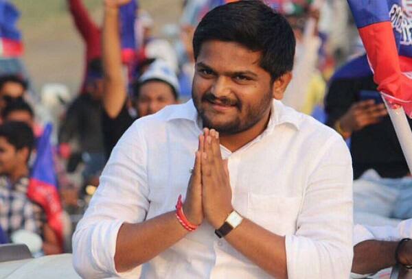 31મી ઓક્ટોબરના રોજ સરદાર પટેલની જયંતિએ એવું કરવા જઈ રહ્યા છીએ જેના થકી સરદાર સાહેબના વિચારોનું ભારત બને, તેમને ન્યાય મળે. પાસ તા. 31ના રોજ સરદાર સાહેબે નિઝામને ડરાવીને ભગાડીને આઝાદ કરાવ્યું હતું તે જ જૂનાગઢના વંથલી તાલુકામાં હજારોની સંખ્યામાં ખેડૂતો એકઠા થઈને તેમને સાચી શ્રદ્ધાંજલિ આપશે. આ ઐતિહાસિક કાર્યક્રમમાં યશવંતસિંહા અને શત્રુઘ્નસિંહા હાજર રહેશે તેવું હાર્દિક પટેલે જણાવ્યું હતું.