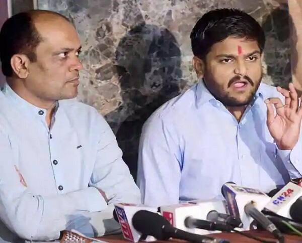 182 મીટરની ઊંચી પ્રતિમા મોદી પોતાના સ્વાર્થ માટે બનાવી શકતા હોય તો અમે 10 ફૂટની સરદારની મૂર્તિ બનાવી છે. ખેડૂતોના મુદ્દા સાથે અમે ભેગા થવાના છીએ. ખેડૂતોને મજબૂત બનાવવા માટે અને નિર્દોષ યુવકોને મુક્ત કરાવવાની લડાઈ છે. સરકારની સામે સત્યના માર્ગે કોઈ કાર્યક્રમ થતો હોય ત્યારે તેને તોડવા માટે અનેક ષડયંત્રો થતા હોય છે. 