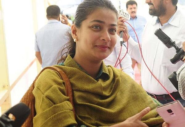 આ ઉપરાંત શિંદેએ સ્થાનિક ભાજપ સાંસદ શરદ બંસોદેનો ‘શરાબી’ કહ્યા હતાં. પ્રણીતિ શિંદેએ કહ્યું હતું કે, આ જિલ્લાના વિકાસ માટે બીજેપી નેતાઓએ એક પણ રૂપિયાનો ખર્ચ કર્યો નથી. સરકારે આ જિલ્લાને જે બે નેતા આપ્યા છે તે પોતાની જ લડાઈ લડતાં રહ્યા છે જેમાં એક તો શરાબી છે.