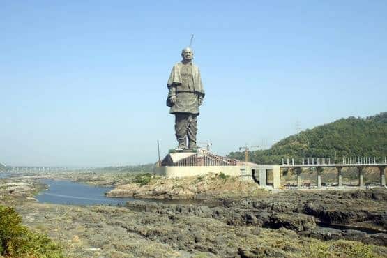 ત્યાંથી સરદાર સરોવર ડેમ પણ દેખાશે. અહીં લિફ્ટના સ્થાન પર તમને સરદાર સરોવર ડેમનો નજારો દેખાશે અને વાદીઓ જોવા મળશે. આ મૂર્તિ સુધી તમને નાવડી દ્વારા પહોંચવું પડશે અને આનો નજારો કરવા માટે તમારે 300 રૂપિયા ફી ચૂકવવી પડશે. મૂર્તિ નિર્માણ માટે કેન્દ્રમાં મોદી સરકાર બન્યા બાદ ઓક્ટોબર 2014માં લાર્સન એન્ડ ટૂબ્રો કંપનીને ઠેકો આપવામાં આવ્યો હતો. માનવામાં આવી રહ્યુ છે કે, આના નિર્માણમાં લગભગ 3000 કરોડ રૂપિયા ખર્ચ થયો છે.