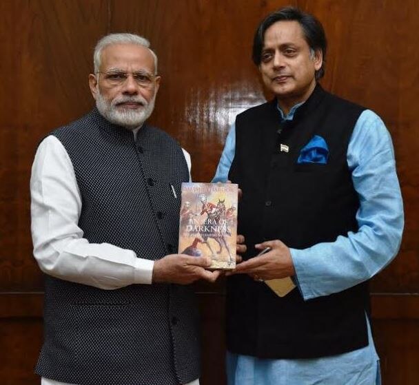 નવી દિલ્હીઃ પોતાના નિવેદનો અને ટ્વિટના કારણે વારંવાર વિવાદોમાં રહેતા કોંગ્રેસી નેતા શશિ થરૂરે આજે ફરી એક વખત વિવાદિત નિવેદન કર્યું છે. તેમણે વડાપ્રધાન નરેન્દ્ર મોદી પર વિવાદાસ્પદ ટિપ્પણી કરી છે. થરૂરે બેંગ્લુરુમાં કહ્યું કે, RSSના એક વ્યક્તિએ એક પત્રકારને કહ્યું છે કે મોદી શિવલિંગ પર બેઠેલા વીંછી જેવા છે. તમે ન તો તેને હાથથી હટાવી શકો છો કે ન તો ચપ્પલથી મારી શકો છો.