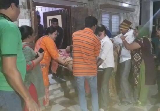 ત્યારે એક દિવસ પહેલા જ ફરી ઝઘડો થતા પંકજ ઉશ્કેરાયો હતો અને કિરણબેનની તીક્ષ્ણ હથિયારના ઘા મારી ઘાતકી હત્યા કરી ફરાર થઈ ગયો હતો. ઘટનાની જાણ થતાં જ પોલીસ દોડી આવી હતી અને પંકજ વિરૂદ્ધ હત્યાનો ગુનો નોંધી તેની શોધખોળ હાથ ધરી છે.