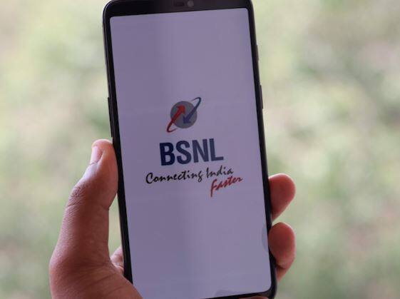 આ પ્લાનનો લાભ એવા ગ્રાહકોને મળશે જે BSNLના નેટવર્ક સાથે જોડાઈ રહ્યાં છે. આ સિવાય એવા લોકોને પણ રિચાર્જ પ્લાનનો ફાયદો મળશે જે મોબાઈલ નંબર પોર્ટેબિલિટી દ્વારા BSNLના નેટવર્ક સાથે જોડાઈ રહ્યાં છે. આ કૂપન આ 7 રાજ્યોમાં એલપીજીના ડિલરો દ્વારા અપાઈ રહી છે. આ ઓફર એવા લોકો માટે છે, જે પોતાના એલપીજી કનેક્શન આઈઓસીએલ અથવા પછી એચપીસીએલ પાસેથી મેળવે છે. આ રાજ્યોમાં રહેતા ગ્રાહકોને આ ઓફરને લેવા માટે આઈઓસીએલ અથવા પછી એચપીસીએલના ડોમેસ્ટિક બીલો પર BSNL કૂપનને પ્રિન્ટ કરાવવી પડશે.