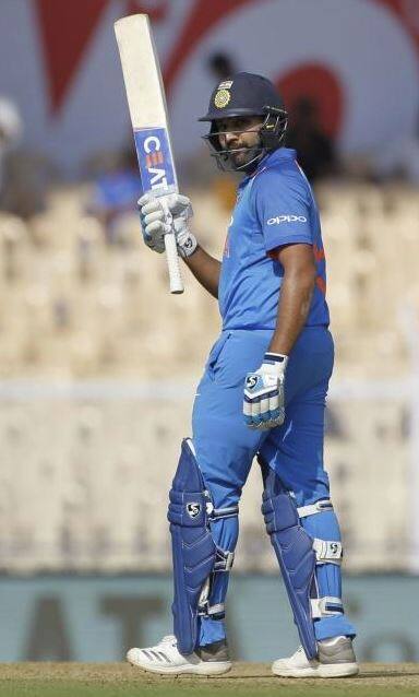 નવી દિલ્હીઃ મુંબઈના બ્રેબોન સ્ટેડિયમમાં ભારત વેસ્ટ ઇન્ડિઝ સામે સીરીઝની ચોથી વનડે મેચ રમી રહ્યું છે. હિટમેન તરીકે ઓળખાતા ભારતીય ઓપનર રોહિત શર્માને આજે લોકો સિક્સર મેન તરીકે પણ ઓળખે છે. આજની મેચમાં રોહિત શર્માએ ભારતીય ઈનિંગની 41મી ઓવરમાં કિમર રોચની બોલિંગમાં સિક્સ મારીને સચિનનો 195 સિક્સર ફટકારવાનો રેકોર્ડ તોડ્યો હતો.