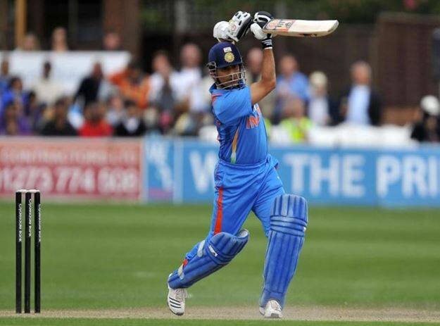 સચિન 195 છગ્ગા સાથે બીજા નંબર પર હતો પરંતુ આજની મેચમાં રોહિત શર્માએ આ રેકોર્ડ તોડી નાંખ્યો છે. હવે તે સચિનથી આગળ નીકળી ગયો છે. રોહિત શર્માને હવે વન ડેમાં 198 છગ્ગા થઈ ગયા છે.