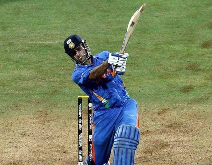 વનડેમાં છગ્ગા મારવાના મામલે રોહિત શર્મા ઝડપથી આગળ વધી રહ્યો છે. ભારતીય બેટ્સમેન તરીકે સૌથી વધુ સિક્સર પૂર્વ કેપ્ટન અને વિકેટકીપર મહેન્દ્ર સિંહ ધોનીના નામે છે. ધોની 211 છગ્ગા સાથે ટોપ પર છે.