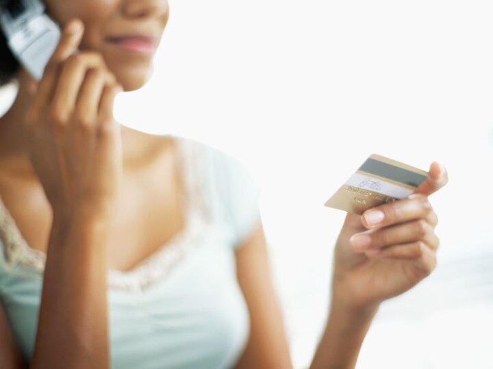 ICICI બેંકે આ માટે તેની આઈમોબાઇલ એપ પર મેનેજ કાર્ડનું એક ઓપ્શન આપ્યું છે. એપ પર લોગ ઈન કર્યા બાદ તમારે કાર્ડ્સ સેક્શનમાં જવું પડશે. અહીંયા કાર્ડ ઈન્ફોર્મેશન નીચે મેનેજ કાર્ડનું ઓપ્શન મળશે. જેના પર ક્લિક કર્યા બાદ તેની સામે એટીએમ વિથડ્રોઅલ, ઓનલાઇન ટ્રાન્ઝેક્શન અને ઈન્ટરનેશલ ટ્રાન્ઝેક્શન બ્લોક અને અનબ્લોક કરવાનો વિકલ્પ મળે છે.